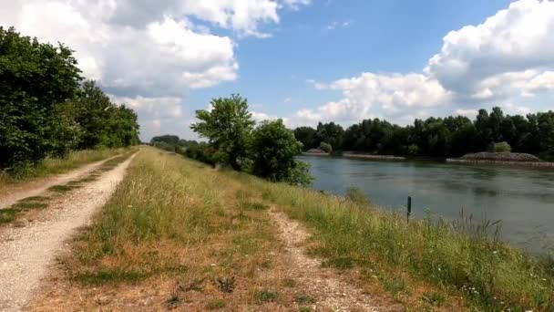 Nubes Sobre Danubio Azul Día Soleado — Vídeos de Stock