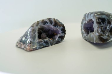 Akik, agate jeodu jeoloji ve mineralojide kullanılan bir terimdir.