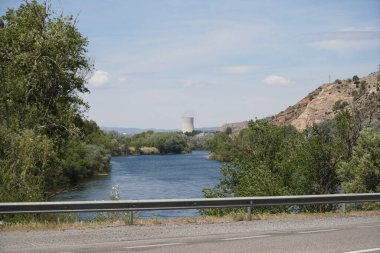 İspanya 'da Rio Ebro' da güzel bir manzarası olan soğutma kulesi olan bir nükleer enerji santrali.