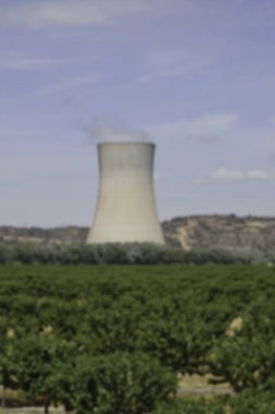 İspanya 'da Rio Ebro' da güzel bir manzarası olan soğutma kulesi olan bir nükleer enerji santrali.