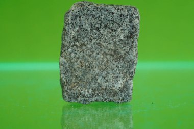 Yeşil arka planda kristal kuvars kristalleri olan doğal bir mineral çok güzel bir arka plan ve soyut bir makro.