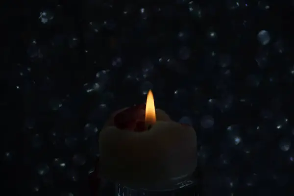 Белая Свеча Красным Воском Желтым Пламенем — стоковое фото