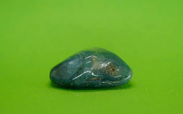 Natürliches Mineral Auf Grünem Hintergrund Mit Kristallquarzkristallen Ist Ein Schöner — Stockfoto