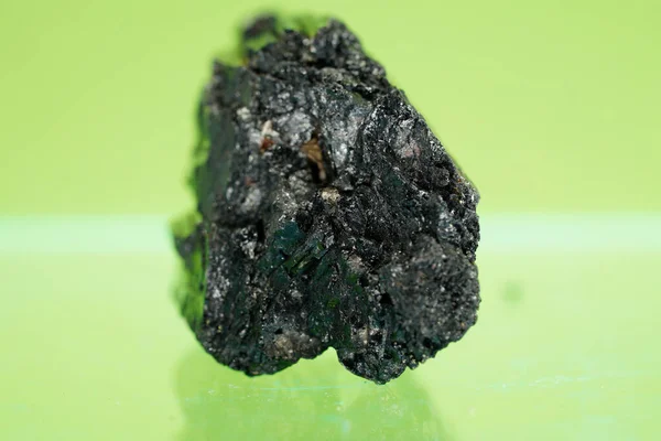 Natuurlijk Mineraal Een Groene Achtergrond Met Kristallen Kwarts Kristallen Een — Stockfoto