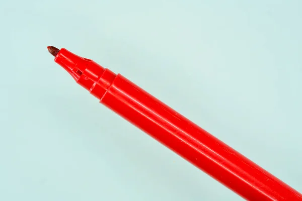 青い背景 クローズアップ トップビューの赤いペン — ストック写真