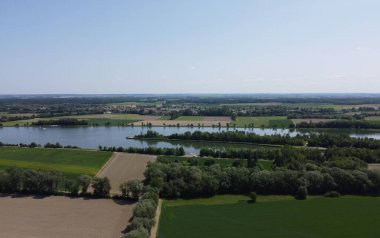 Woerth Donau yakınlarında kurumuş tarlaları ve Geisling 'deki kilidi olan Tuna Nehri.,
