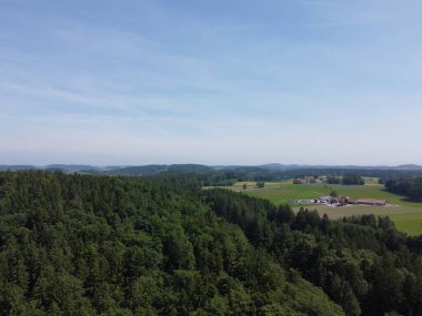 Ormanlar ve tarlalarla Bavyera 'nın havadan görünüşü