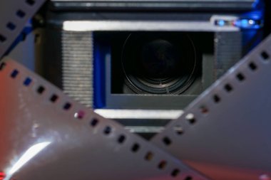 Stüdyoda renkli arkaplan fotoğraflı analog bir kamera.