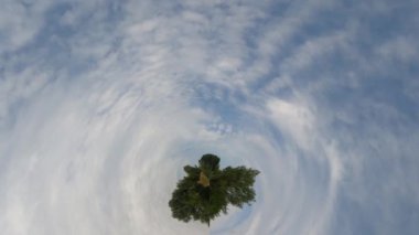 Bulutların video görüntüleri bozulmuş ve sanatsal olarak düzenlenmiş, 4k