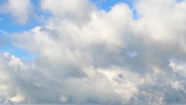 Σύννεφα Στον Γαλάζιο Ουρανό Και Κίνηση Των Νεφών Στον Ουρανό — Αρχείο Βίντεο