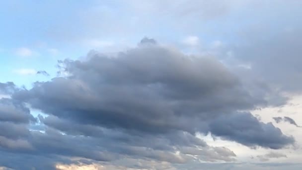 Chmury Nagranie Białych Chmur Poruszających Się Tle Niebieskiego Nieba Tworzących — Wideo stockowe