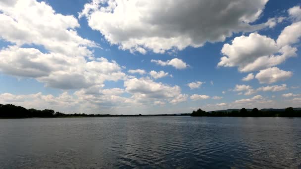Güneşli Bir Günde Mavi Tuna Nehri Üzerinde Bulutlar — Stok video