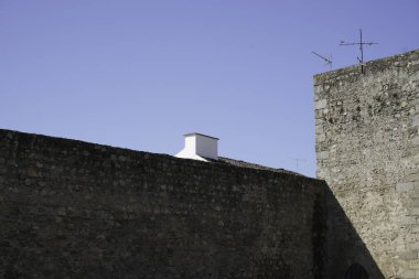 Portekiz 'deki su kemerleri taş köprüleri anımsatan antik su borularıdır.