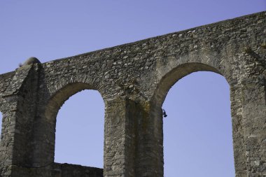 Portekiz 'deki su kemerleri taş köprüleri anımsatan antik su borularıdır.