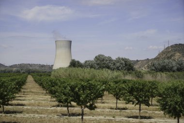 İspanya 'da Rio Ebro' da güzel bir manzarası olan soğutma kulesi olan bir nükleer enerji santrali.