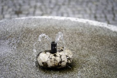 Alternatif su temini ve sulama için yeşil bahçedeki eski taş çeşme.