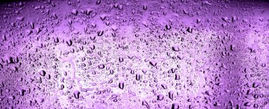 Stüdyoda, arka planda bir damla su çekilmiş.