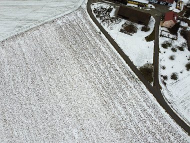 Bulutlu bir günde, Bavyera 'da karla kaplı tarımsal tarlalarla geçen kış.