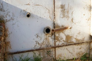 Zehirli toprak ve suyla eski bir bakır ve demir madeninin terk edilmiş köyü.