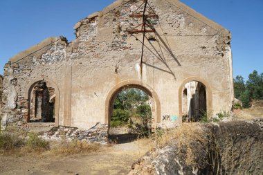 Zehirli toprak ve suyla eski bir bakır ve demir madeninin terk edilmiş köyü.