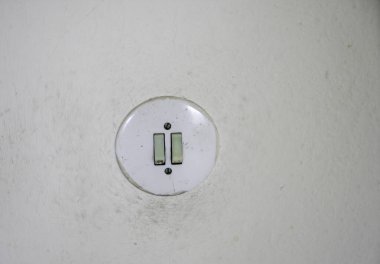 Unutulmuş bir zamanda, kayıp bir yerde eski ışık düğmeleri.