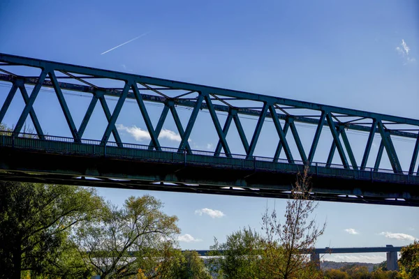レーゲンスブルク近郊のシンジングにおけるドナウ川鉄道用鋼製橋 — ストック写真