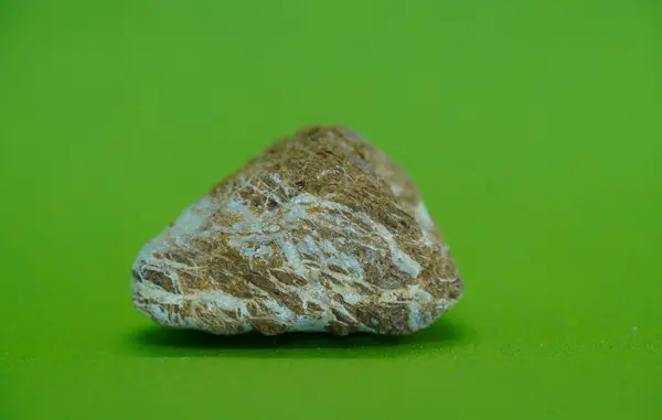 水晶の結晶を持つ緑の背景は美しい背景と抽象的でマクロです — ストック写真