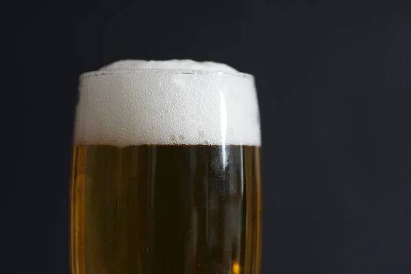 Cerveza Con Espuma Para Beber Fotografiada Estudio —  Fotos de Stock