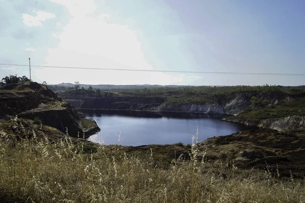 赤土と銅鉱山のための古い放棄された採掘風景の汚染された池湖 — ストック写真