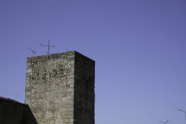 Portekiz 'deki su kemerleri taş köprüleri anımsatan antik su borularıdır.