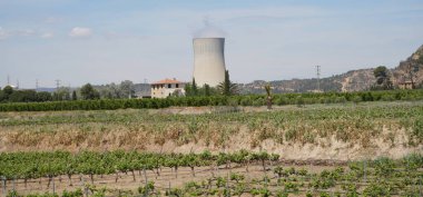 İspanya 'da Rio Ebro' da güzel bir manzarası olan soğutma kulesi olan bir nükleer enerji santrali.