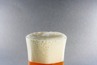 Stüdyoda içmek için köpüklü bira.