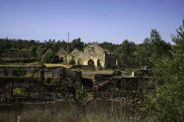 Zehirli toprak ve suyla eski bir bakır ve demir madeninin terk edilmiş köyü.