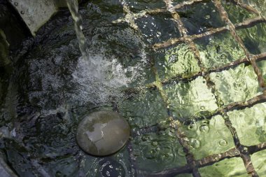 Alternatif su temini ve sulama için yeşil bahçedeki eski taş çeşme.