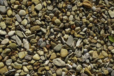 Taş ocağındaki toprak atık olarak kullanılıyor ve bahçede çok amaçlı kullanılıyor.