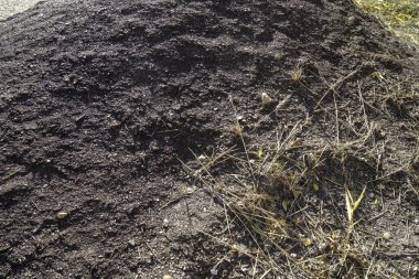 Taş ocağındaki toprak atık olarak kullanılıyor ve bahçede çok amaçlı kullanılıyor.