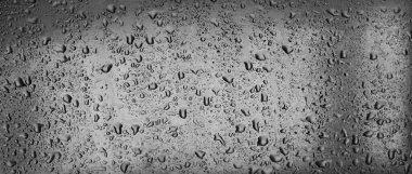 Stüdyoda, arka planda bir damla su çekilmiş.