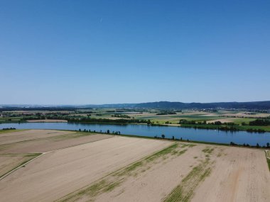 Woerth Donau yakınlarında kurumuş tarlaları ve Geisling 'deki kilidi olan Tuna Nehri.,