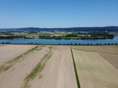 Woerth Donau yakınlarında kurumuş tarlaları ve Geisling 'deki kilidi olan Tuna Nehri.,