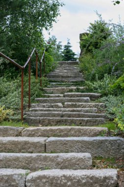 Yeşil çayırlarla Bavyera 'da yürüyüş yolu