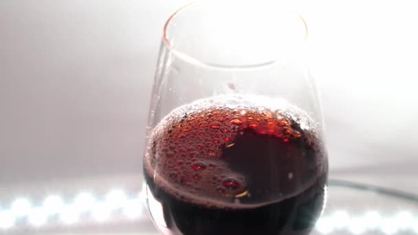 Szklanka Czerwonym Winem Rozpryskuje Się Rozpryska Szklanego Studia Shot — Wideo stockowe