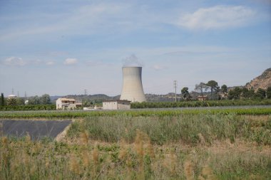 İspanya 'da Rio Ebro' da güzel bir manzarası olan soğutma kulesi olan bir nükleer enerji santrali.
