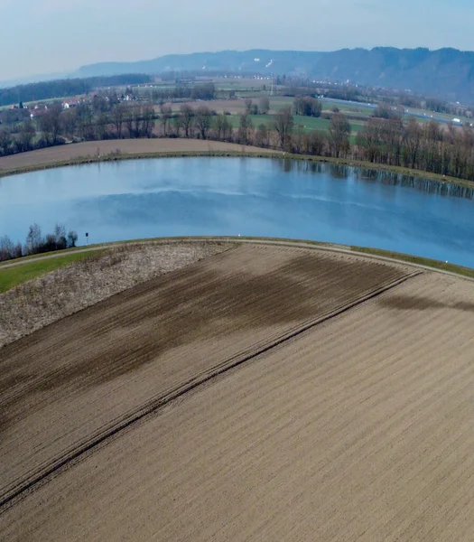 Tuna Nehri 'nin bahar aylarında Bavyera' da çekilmiş panoramik bir fotoğrafı.