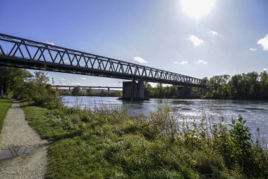 Regensburg yakınlarındaki Sinzing 'deki Tuna Nehri üzerinde demiryolu inşaatı için çelik köprü.