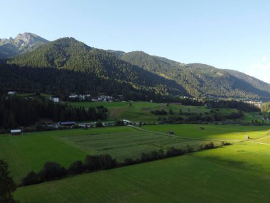 Gün batımında Avusturya 'da Brenner Geçidi' nde güzel bir manzarada dağlar ve çayırlar, 4k