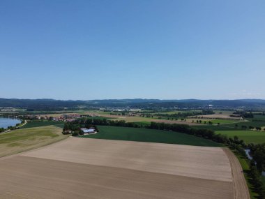 Woerth Donau yakınlarında kurumuş tarlaları ve Geisling 'deki kilidi olan Tuna Nehri.,