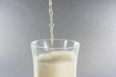 Stüdyoda içmek için köpüklü bira.