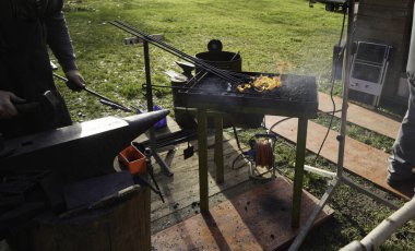 Demirci kızgın kömür ve demirle el işi yapıyor.