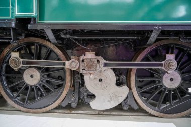 Demiryolu, demiryollarında ve sinyal sistemlerinde uzun süreli yükler için dayanıklı çelikten yapılmıştır.