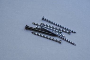 Göz ve çapalarla çivi ve vidaların renkli bir karışımı.